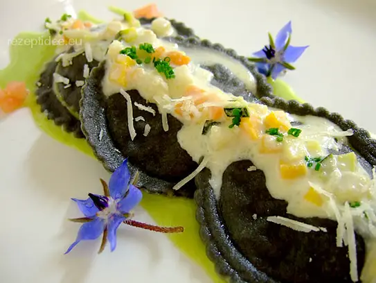 Schwarze Ravioli mit Gemüsefüllung auf feiner Petersiliensauce