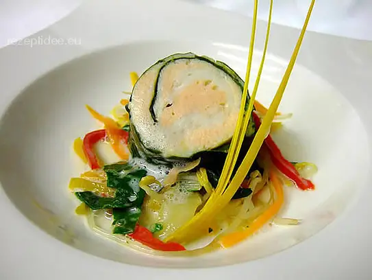 Rolle von Lachs und Scholle im Mangoldmantel auf sautierten Sojagemüse und Zitronengrassauce