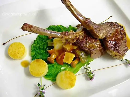 Gegrillte Lammkoteletten mit Thymiansauce auf Pfifferling-Kartoffelragout