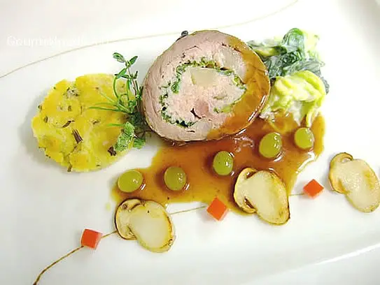 Gefüllte Hirschrolle mit Traubensauce und gegrillten Steinpilzen