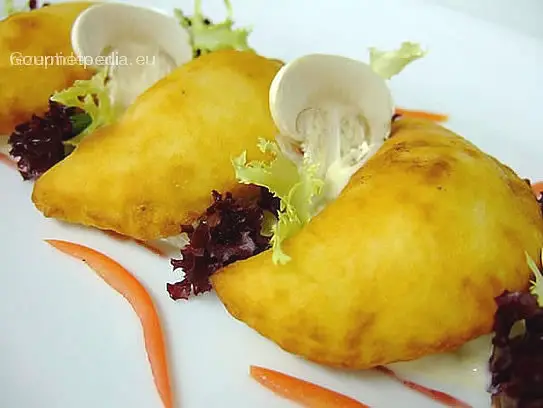 Gebackene Kartoffelravioli mit Schinkenfrischkäsefüllung auf Champignonsauce