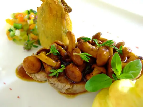 Kalbsmedaillon mit Pfifferlingssauce an sautierten Gemüse und gebackener Zucchiniblüte