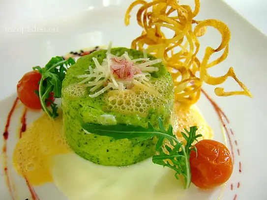 Rucola-Flan auf Käsesauce mit Tomatenschaum