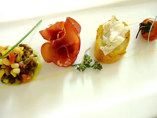 Bresaolatasche mit Ziegenkäse an marinierten Linsensalat und Bruschetta mit Lardo