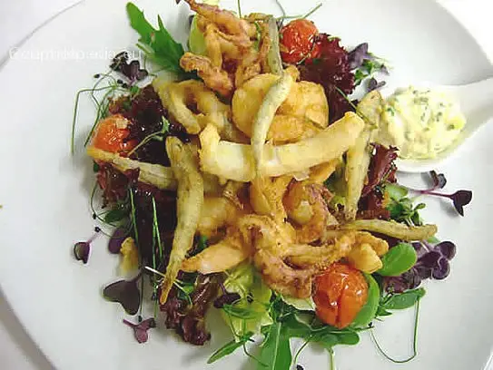 Frittierte Meeresfrüchte mit Remouladensauce