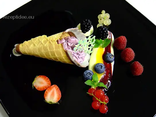 Knusprige Eiswaffel mit Himbeermousse und frischen Waldfrüchten