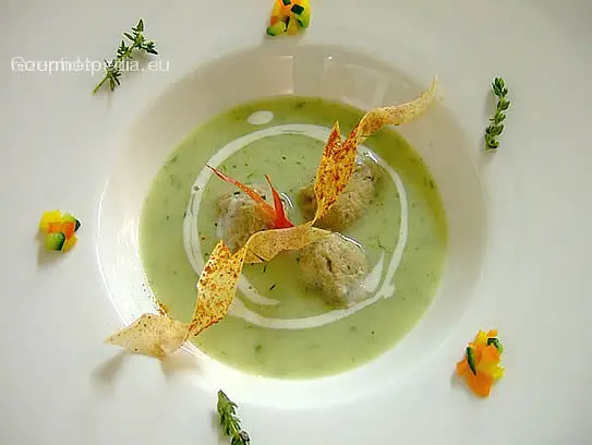 Feines Crèmesüppchen von frischen Kräutern mit Steinpilznockerln