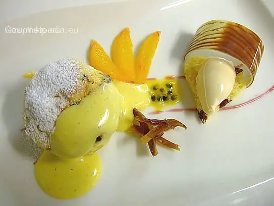 Panettonesoufflé mit Honigzabaione und Karamelleis