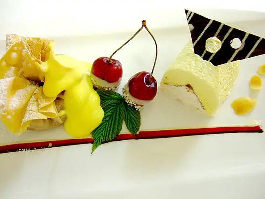 Ziehteigsäckchen mit Kirschfüllung an Vanilleparfait