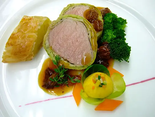 Schweinefilet im Kräutercrêpesmantel auf Morchelsauce mit Kartoffelstrudel und Brokkoliröschen