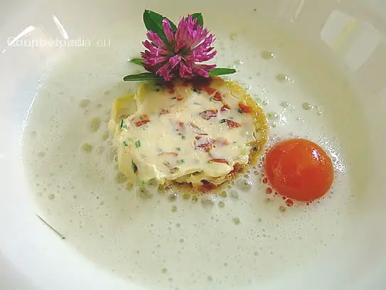 Bergblütenschaumsuppe mit Ziegenfrischkäse auf Röstbrot