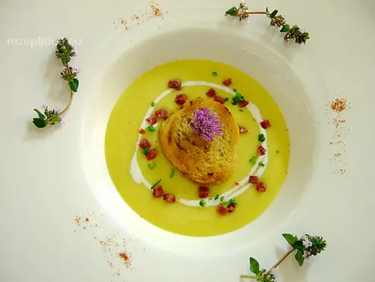 Maiscremesuppe mit Knoblauchbruschetta und knusprigen Räucherwurstwürfel