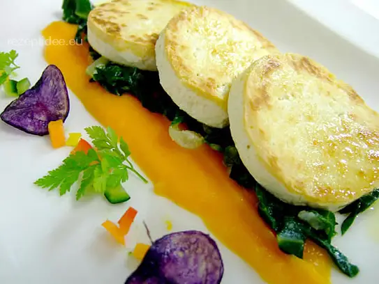Gebratener Tofu mit Rahmspinat auf Karottenpürée