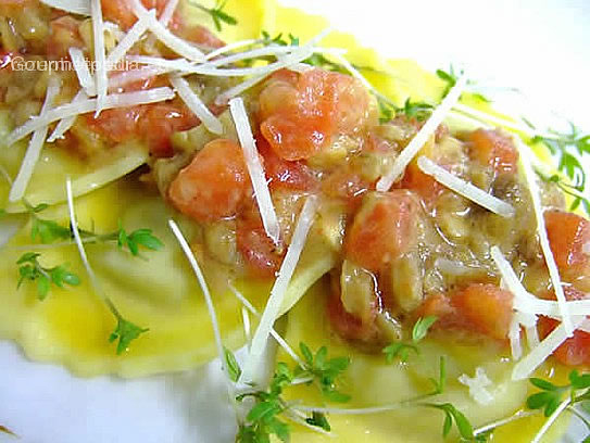 Steinpilzteigtaschen mit sautierten Tomatenwürfeln mit Pilzen
