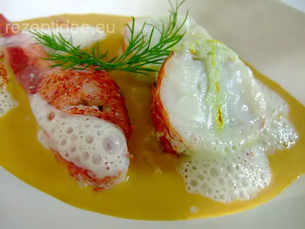Hummercremesuppe mit pochierter Rolle und Zitronengrasschaum