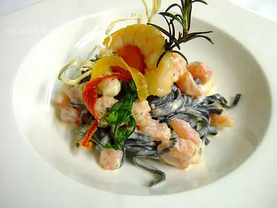 Schwarze Tagliolini mit Riesengarnelen und Tomaten in Zitronengrassauce