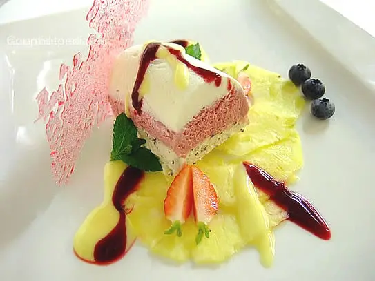 Variation von Halbgefrorenen auf Ananas Carpaccio