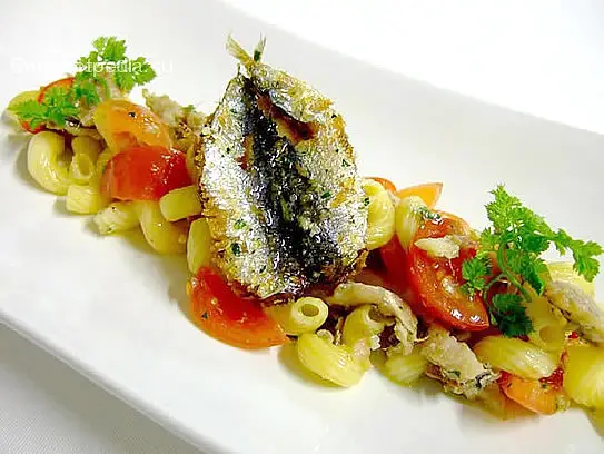 Cavatappi mit Sardellen und Kirschtomaten