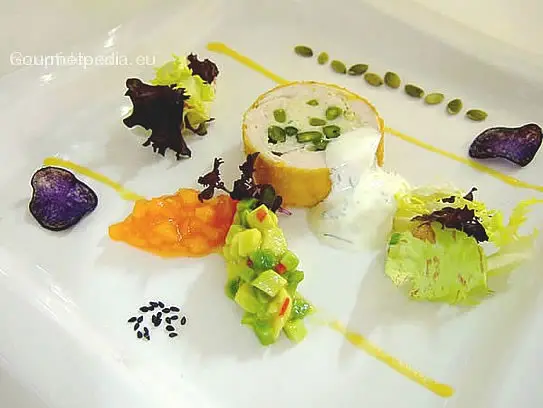 Galantine vom Truthahn mit Pistazien, Trauben und Pinienkerne an Papaya und Avocado Tartare