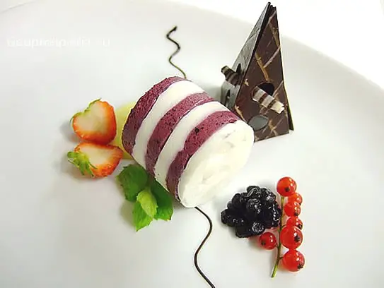 Parfait von Heidelbeeren auf weißer Schokoladensauce