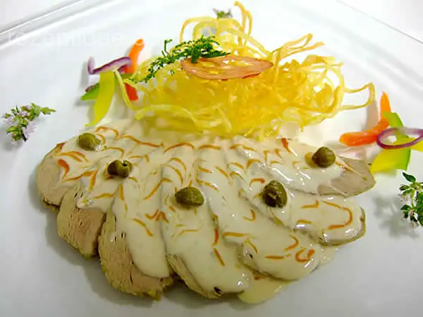 Kaltes Kalbfleisch mit Thunfischsauce und Strohkartoffeln
