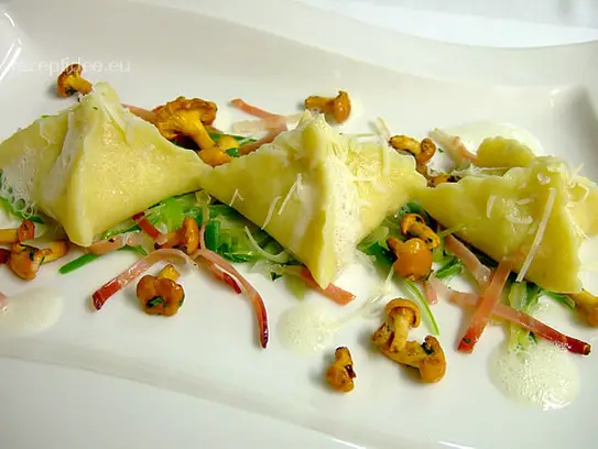 Kartoffelteigtaschen mit Pfifferlingsfüllung auf sautierten Lauch und Speckstreifen