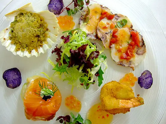 Variation vom Fisch mit marinierten Salaten und Lachskaviar