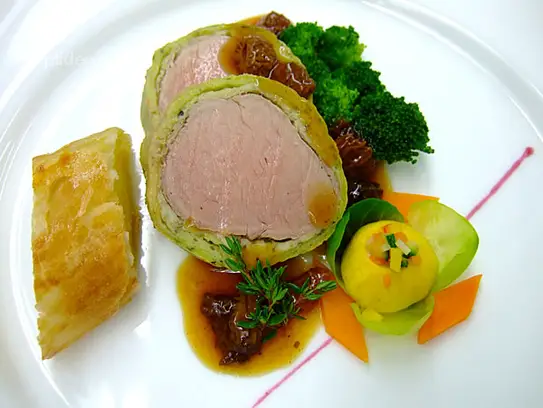 Schweinefilet im Kräutercrêpesmantel auf Morchelsauce mit Kartoffelstrudel und Brokkoliröschen