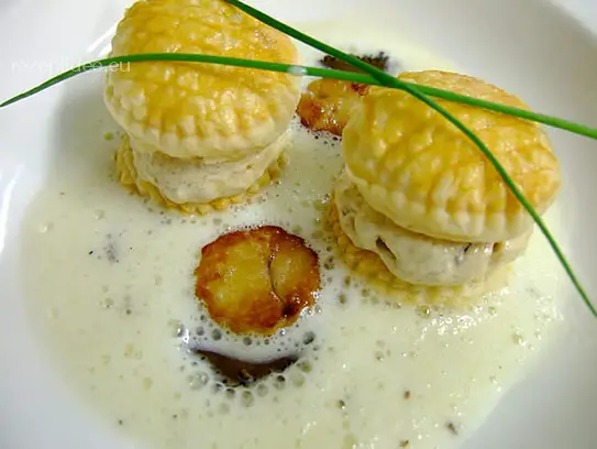 Kartoffellauchschaumsuppe mit schwarzem Trüffel und Blätterteigkissen mit Entenlebermousse