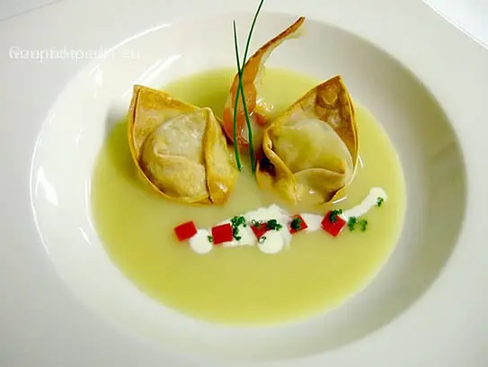Kartoffellauchcremesuppe mit gebackenen Wonton Teigtaschen von Mascarpone und Schnittlauch