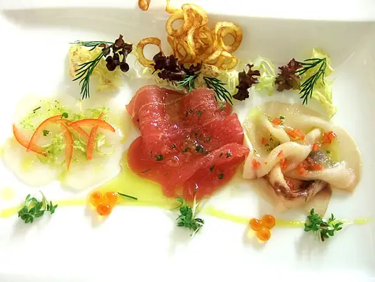 Carpaccio von der Jakobsmuschel, Thunfisch und Schwertfisch mit Limetten-Tomatenmarinade