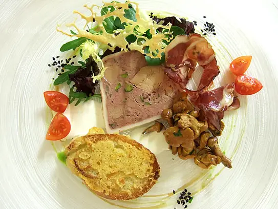 Terrine von der Entenstopfleber mit eingelegten Pfifferlingen und Lammschinken