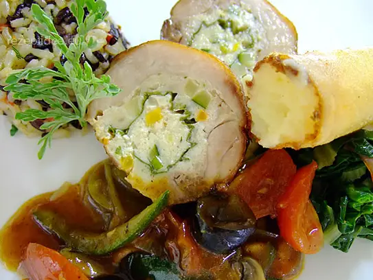 Gefüllte Kaninchenrolle auf Jägersauce an Reistimbal