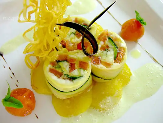 Zucchiniröllchen gefüllt mit Tomaten, Parmesan und Basilikum auf gratinierten Kartoffeln