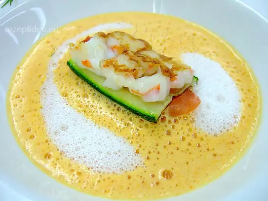 Paprikaschaumsüppchen mit gebratenem Garnelentartar auf Zucchinimantel