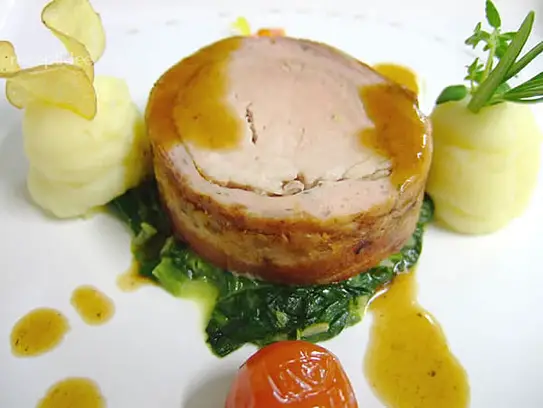 Kalbsfilet im Rohschinkenmantel auf Cremespinat mit Kartoffelpüree
