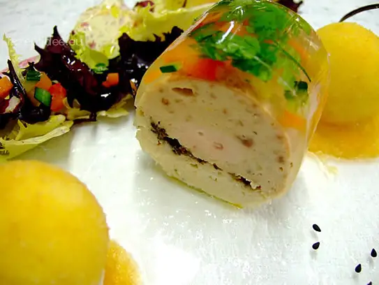 Perlhuhnterrine mit Morcheln im Gemüsegeleemantel und gebackenen Ziegenkäsepralinen