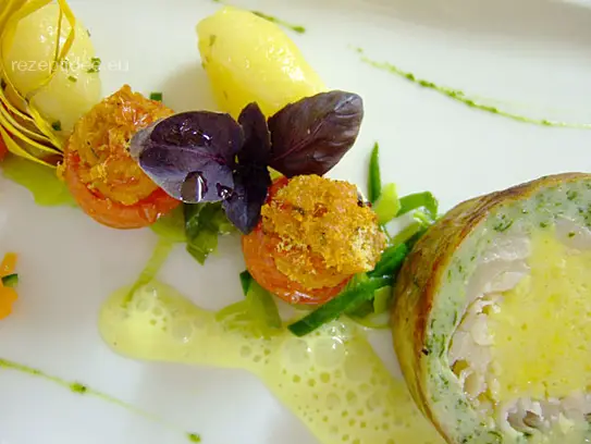 Rolle vom Kabeljau mit Spinat und Safran im Bauchspeckmantel mit gratinierten Kirschtomaten