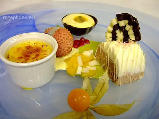 Crème brûlée von der Kokosnuss mit Passionsfruchtmousse in der Schokoladentasse garniert mit exotischen Früchten