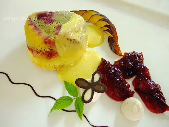 Törtchen von frischen Zwetschgen mit Zimtsahne und Marsala Zabaione