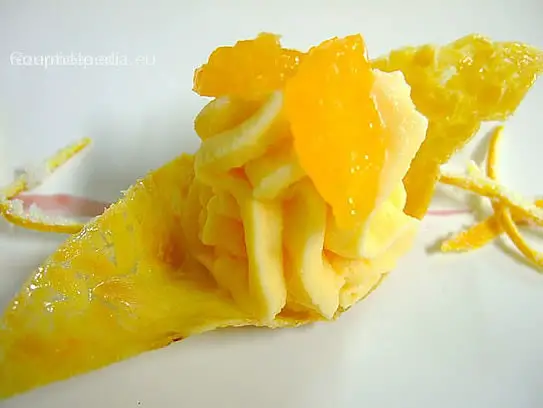 Mandarinensorbet im Mandelkörbchen