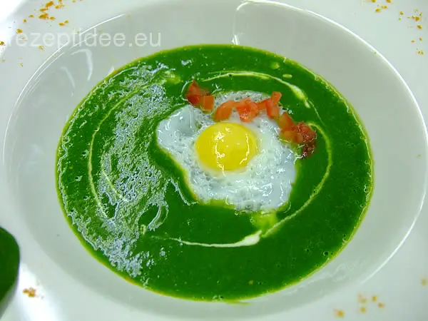 Spinatcremesüppchen mit Kurkuma und gebratenem Wachtelspiegelei