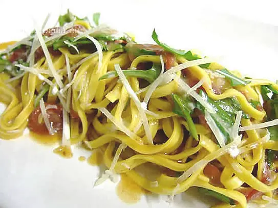 Tagliolini mit geräucherter Gänsebrust und Rauke in Bratensauce