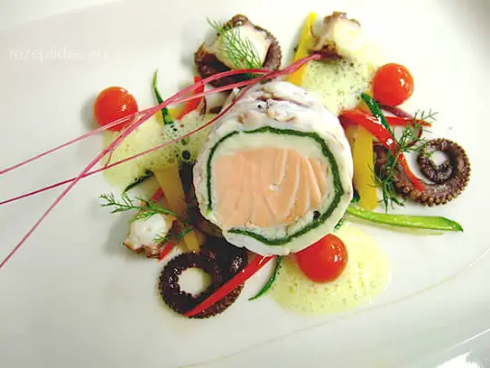 Lachs im Octopusmantel auf sautierten Peperoni mit Safranschaum