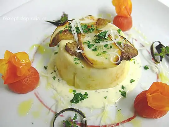 Steinpilzflan auf feiner Kräutercremesauce mit gegrillten Pilzen