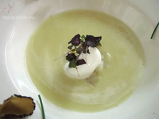 Cremesuppe von Topinambur und Kartoffel mit schwarzen Trüffel