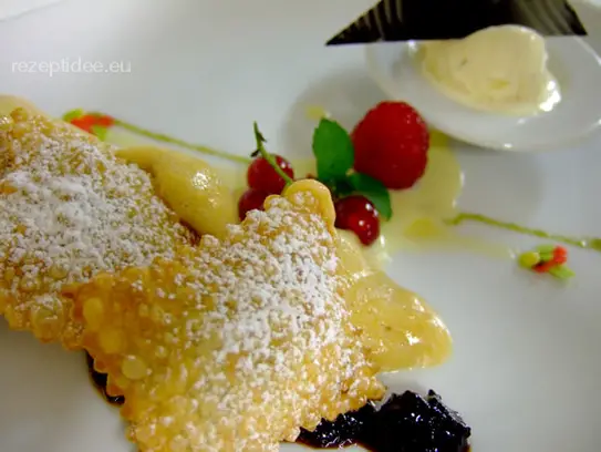 Frittierte Teigtaschen mit Pflaumenfüllung an Zimt-Zabaione und Vanilleeis