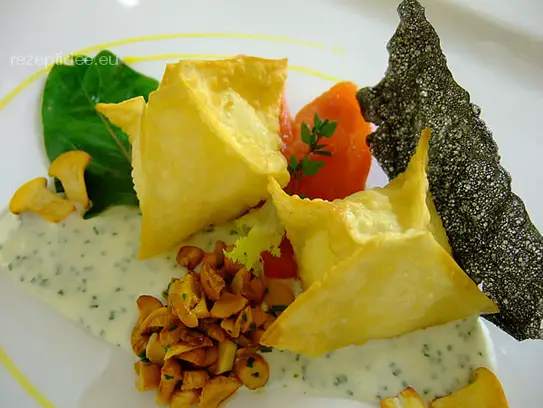 Frittierte Wonton mit Pfifferlingsfülle auf Schnittlauchsauce mit Ofentomaten