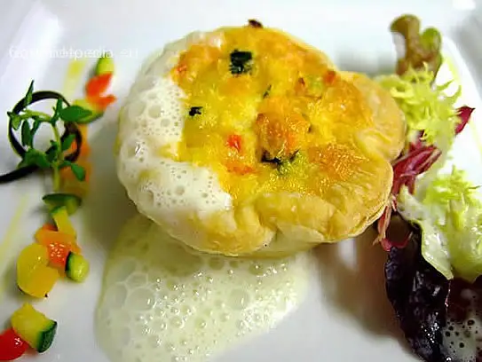 Kleines Gemüsekäsetörtchen mit Knoblauchschaum