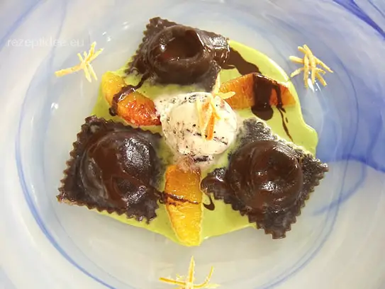 Kakaoteigtaschen mit Schokolade Canache, Stracciatella Eis auf Pistaziensauce und Orangenfilets